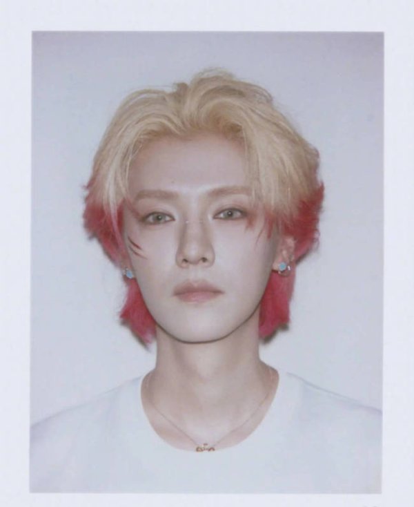 四川炒股配資 鹿晗“撕拉片”來了！一頭紅發(fā)帥得太權(quán)威